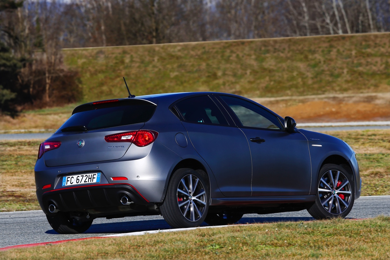 De Alfa Romeo Giulietta facelift is een feit. De Italiaan met nieuwe neus en 1.6 JTDm diesel voorzien van TCT-automaat scoort 21% bijtelling en begint bij prijzen vanaf 23.450 euro.