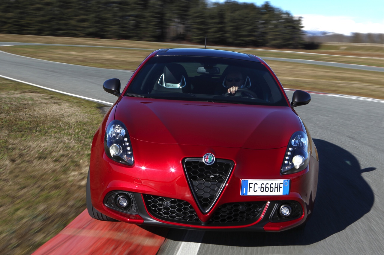 De Alfa Romeo Giulietta facelift is een feit. De Italiaan met nieuwe neus en 1.6 JTDm diesel voorzien van TCT-automaat scoort 21% bijtelling en begint bij prijzen vanaf 23.450 euro.