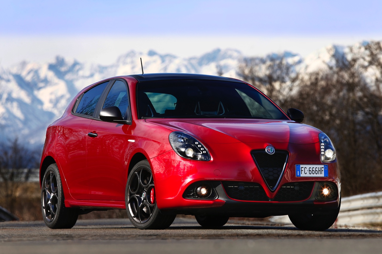 De Alfa Romeo Giulietta facelift is een feit. De Italiaan met nieuwe neus en 1.6 JTDm diesel voorzien van TCT-automaat scoort 21% bijtelling en begint bij prijzen vanaf 23.450 euro.