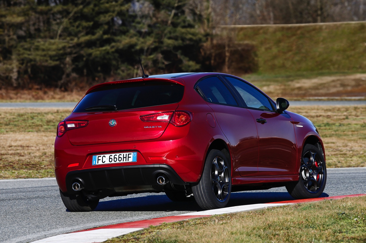 De Alfa Romeo Giulietta facelift is een feit. De Italiaan met nieuwe neus en 1.6 JTDm diesel voorzien van TCT-automaat scoort 21% bijtelling en begint bij prijzen vanaf 23.450 euro.