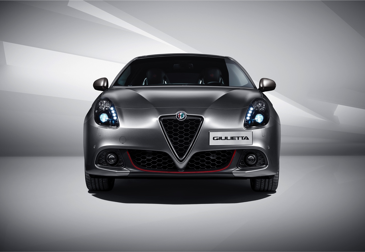 De Alfa Romeo Giulietta facelift is een feit. De Italiaan met nieuwe neus en 1.6 JTDm diesel voorzien van TCT-automaat scoort 21% bijtelling en begint bij prijzen vanaf 23.450 euro.