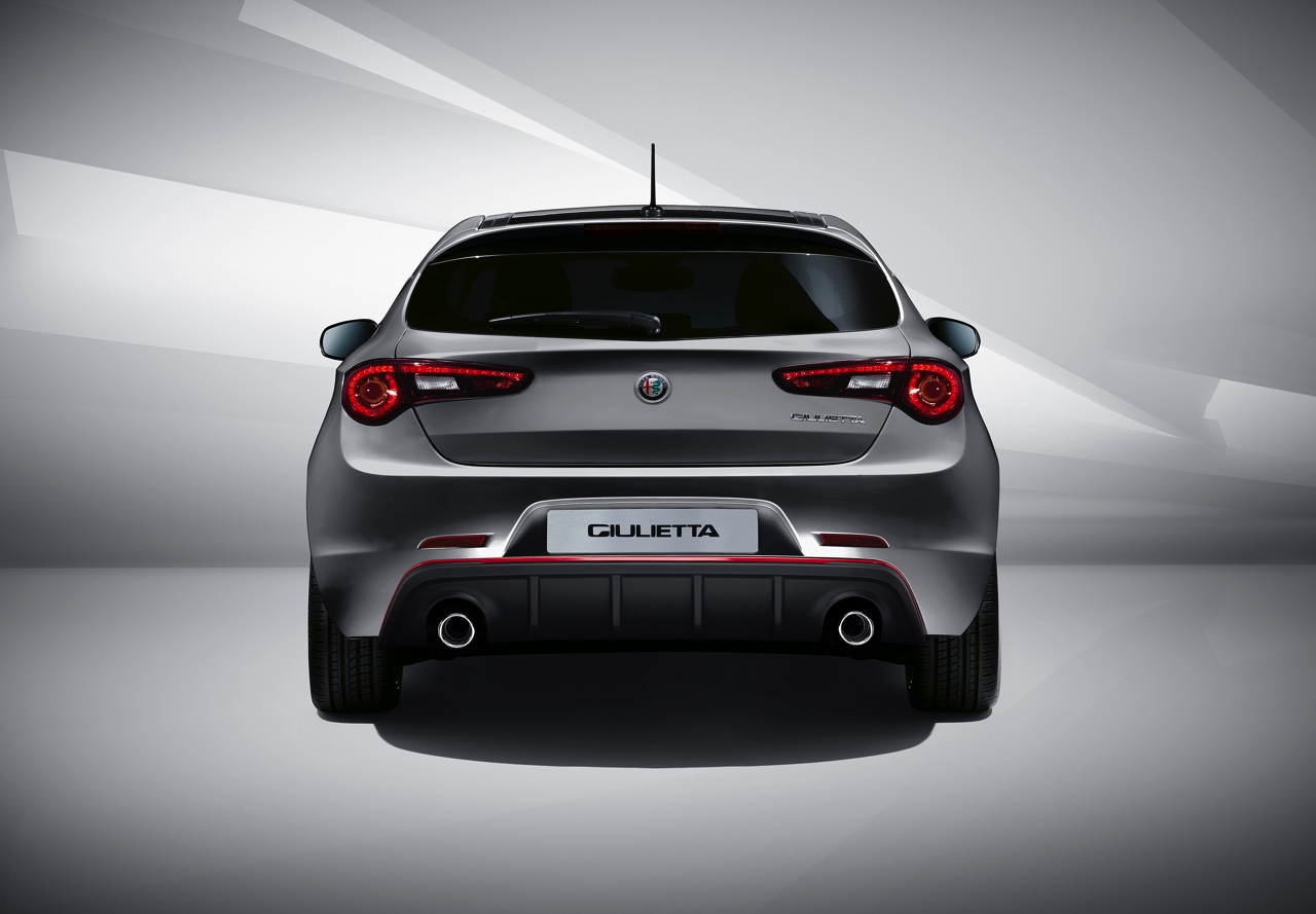 De Alfa Romeo Giulietta facelift is een feit. De Italiaan met nieuwe neus en 1.6 JTDm diesel voorzien van TCT-automaat scoort 21% bijtelling en begint bij prijzen vanaf 23.450 euro.