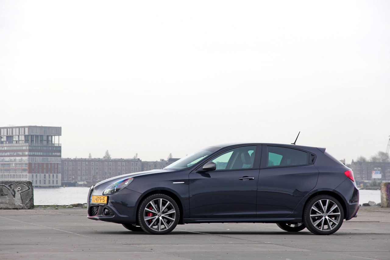 AutoVandaag test de vernieuwde Alfa Romeo Giuiletta in modeljaar 2017. De facelift introduceert de 1.6 JTDm 120 pk met TCT-automaat en dat is een fijn duo. Autotest!