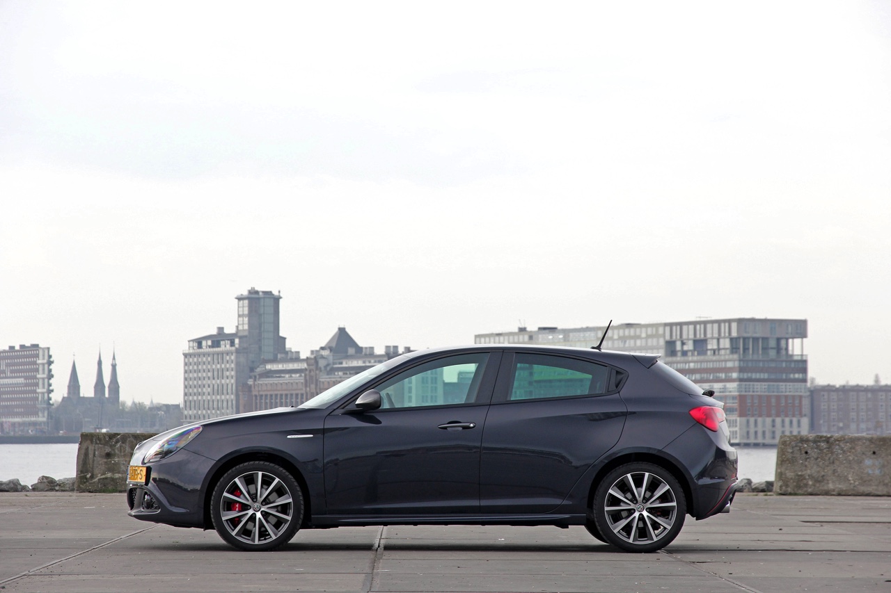 AutoVandaag test de vernieuwde Alfa Romeo Giuiletta in modeljaar 2017. De facelift introduceert de 1.6 JTDm 120 pk met TCT-automaat en dat is een fijn duo. Autotest!