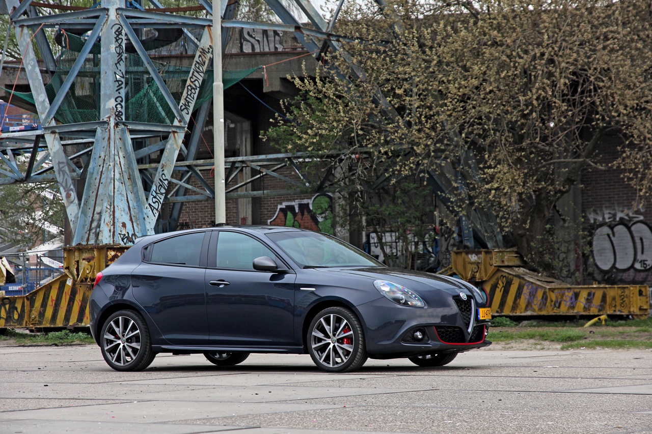 AutoVandaag test de vernieuwde Alfa Romeo Giuiletta in modeljaar 2017. De facelift introduceert de 1.6 JTDm 120 pk met TCT-automaat en dat is een fijn duo. Autotest!