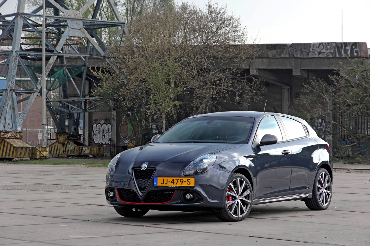AutoVandaag test de vernieuwde Alfa Romeo Giuiletta in modeljaar 2017. De facelift introduceert de 1.6 JTDm 120 pk met TCT-automaat en dat is een fijn duo. Autotest!