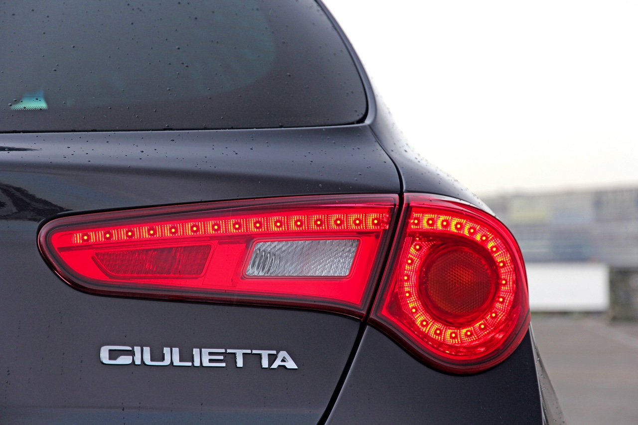 AutoVandaag test de vernieuwde Alfa Romeo Giuiletta in modeljaar 2017. De facelift introduceert de 1.6 JTDm 120 pk met TCT-automaat en dat is een fijn duo. Autotest!