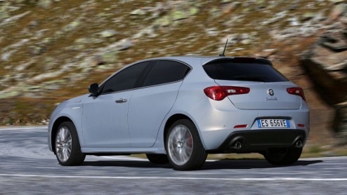 Autotest Alfa Romeo MiTo en Giulietta 2014. Alfa heeft de Mito en Giulietta voor modeljaar 2014 herzien. Belangrijkste nieuws zit hem in het gewijzigde interieur en de komst van nieuwe motoren.