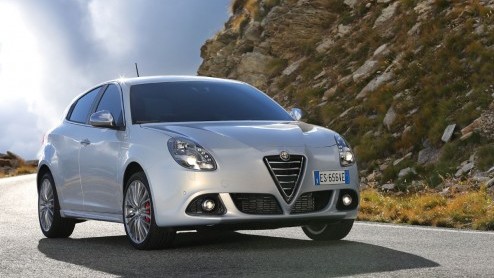Autotest Alfa Romeo MiTo en Giulietta 2014. Alfa heeft de Mito en Giulietta voor modeljaar 2014 herzien. Belangrijkste nieuws zit hem in het gewijzigde interieur en de komst van nieuwe motoren.