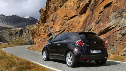 Autotest Alfa Romeo MiTo en Giulietta 2014. Alfa heeft de Mito en Giulietta voor modeljaar 2014 herzien. Belangrijkste nieuws zit hem in het gewijzigde interieur en de komst van nieuwe motoren.