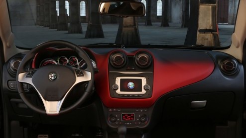 Autotest Alfa Romeo MiTo en Giulietta 2014. Alfa heeft de Mito en Giulietta voor modeljaar 2014 herzien. Belangrijkste nieuws zit hem in het gewijzigde interieur en de komst van nieuwe motoren.