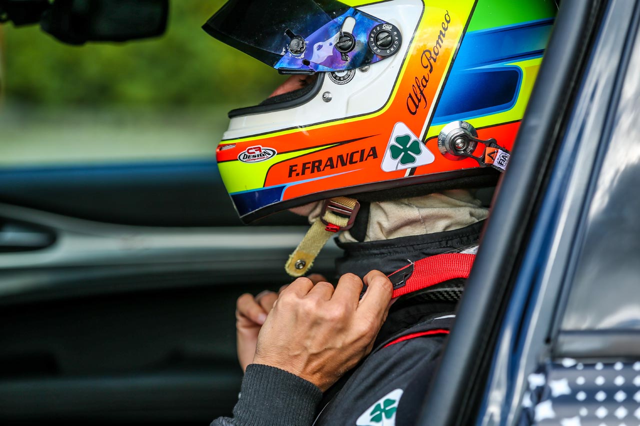 Alfa Romeo testrijder Fabio Francia heeft een record gezet op de Nrburgring met de Stelvio SUV.