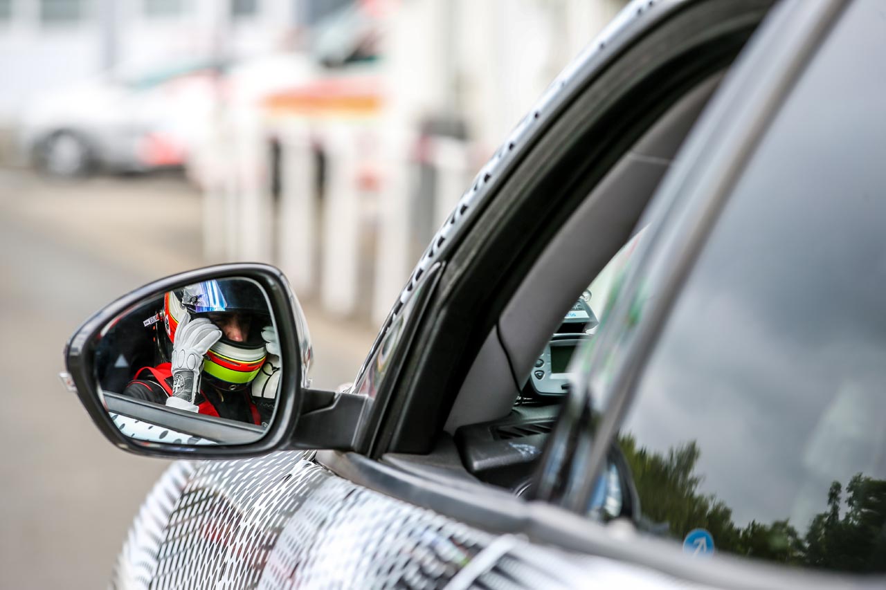 Alfa Romeo testrijder Fabio Francia heeft een record gezet op de Nrburgring met de Stelvio SUV.