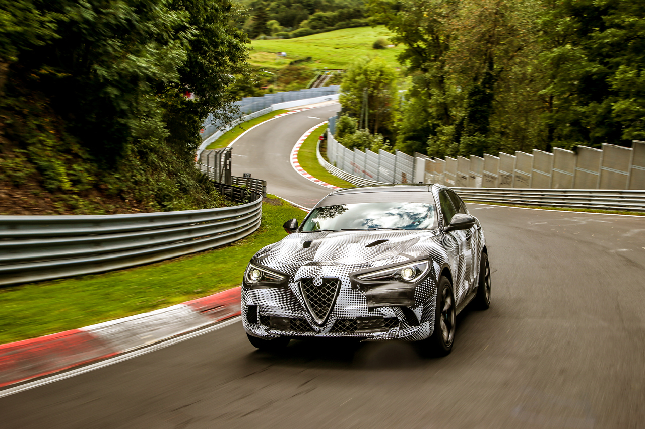 Alfa Romeo testrijder Fabio Francia heeft een record gezet op de Nrburgring met de Stelvio SUV.