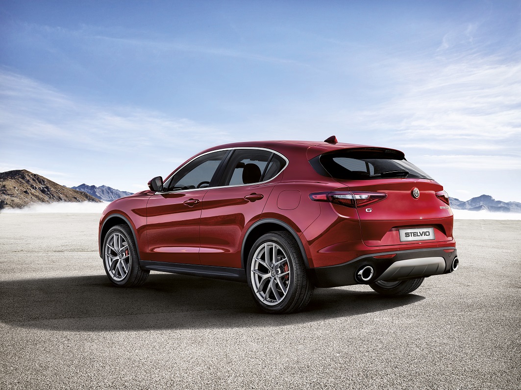 De Alfa Romeo Stelvio kan vanaf nu worden besteld. Daarmee is ook meteen de standaardversie onthuld en weten we iets meer over de auto.