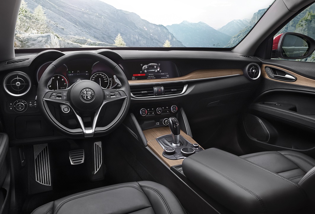 De Alfa Romeo Stelvio kan vanaf nu worden besteld. Daarmee is ook meteen de standaardversie onthuld en weten we iets meer over de auto.