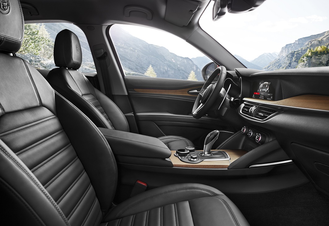 De Alfa Romeo Stelvio kan vanaf nu worden besteld. Daarmee is ook meteen de standaardversie onthuld en weten we iets meer over de auto.
