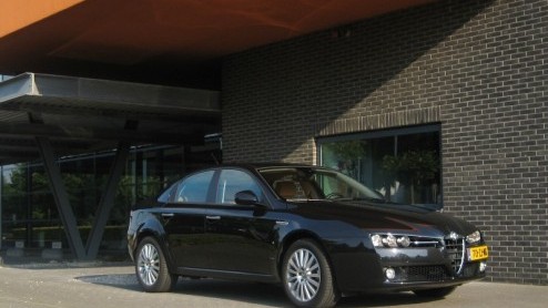Een aantal weken terug kwam het paradepaardje van de 159, de 3.2 Q4, over de vloer. Deze felle Italiaan breekt weliswaar heel wat harten, maar is niet voor iedereen weggelegd. Vandaag verschijnt een z
