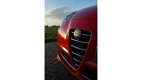 Wat kunnen we de Alfa Romeo 8C dankbaar zijn. De stijl van dit paradepaard uit Itali bleek een rijke voedingsbodem voor nieuwe Alfa-modellen, om te beginnen met de MiTo. Na kennismaking met deze benj