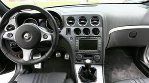 Dit is de Alfa 159 in TI uitvoering. Dat betekent een hoop sportieve looks, maar geen extra prestaties, jammer genoeg.