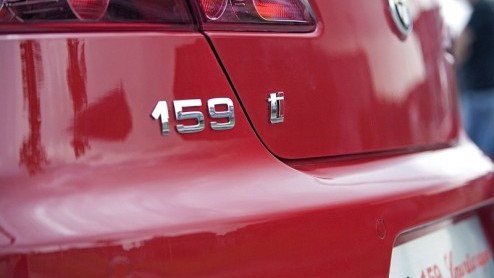 De opgeleukte 159 heeft eindelijk een prijskaart. Je 159 ziet er door het Ti pakket zeker beter en sneller uit, alleen gaat hij dat niet.