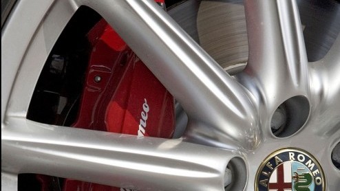 De opgeleukte 159 heeft eindelijk een prijskaart. Je 159 ziet er door het Ti pakket zeker beter en sneller uit, alleen gaat hij dat niet.