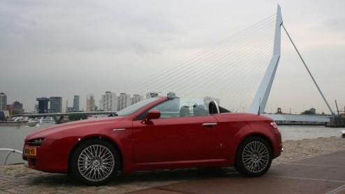 Afgelopen week heb ik de sleutels weer moeten inleveren van de Alfa Romeo Spider 3.2 V6 Q4 die wij een week te leen hadden. Nog nooit heb ik zoveel bekijks gehad met een auto als met deze Spider.