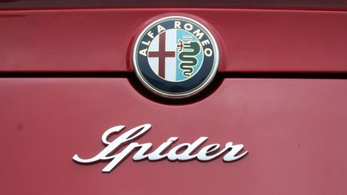 Afgelopen week heb ik de sleutels weer moeten inleveren van de Alfa Romeo Spider 3.2 V6 Q4 die wij een week te leen hadden. Nog nooit heb ik zoveel bekijks gehad met een auto als met deze Spider.