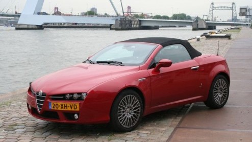 Afgelopen week heb ik de sleutels weer moeten inleveren van de Alfa Romeo Spider 3.2 V6 Q4 die wij een week te leen hadden. Nog nooit heb ik zoveel bekijks gehad met een auto als met deze Spider.