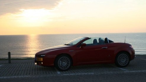 Afgelopen week heb ik de sleutels weer moeten inleveren van de Alfa Romeo Spider 3.2 V6 Q4 die wij een week te leen hadden. Nog nooit heb ik zoveel bekijks gehad met een auto als met deze Spider.