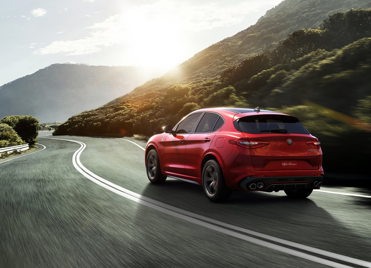 Op de Los Angeles Auto Show 2016 heeft Alfa Romeo zijn eerste SUV onthuld: de Stelvio. De Quadrifolgio is de eerste uitvoering die we te zien krijgen.