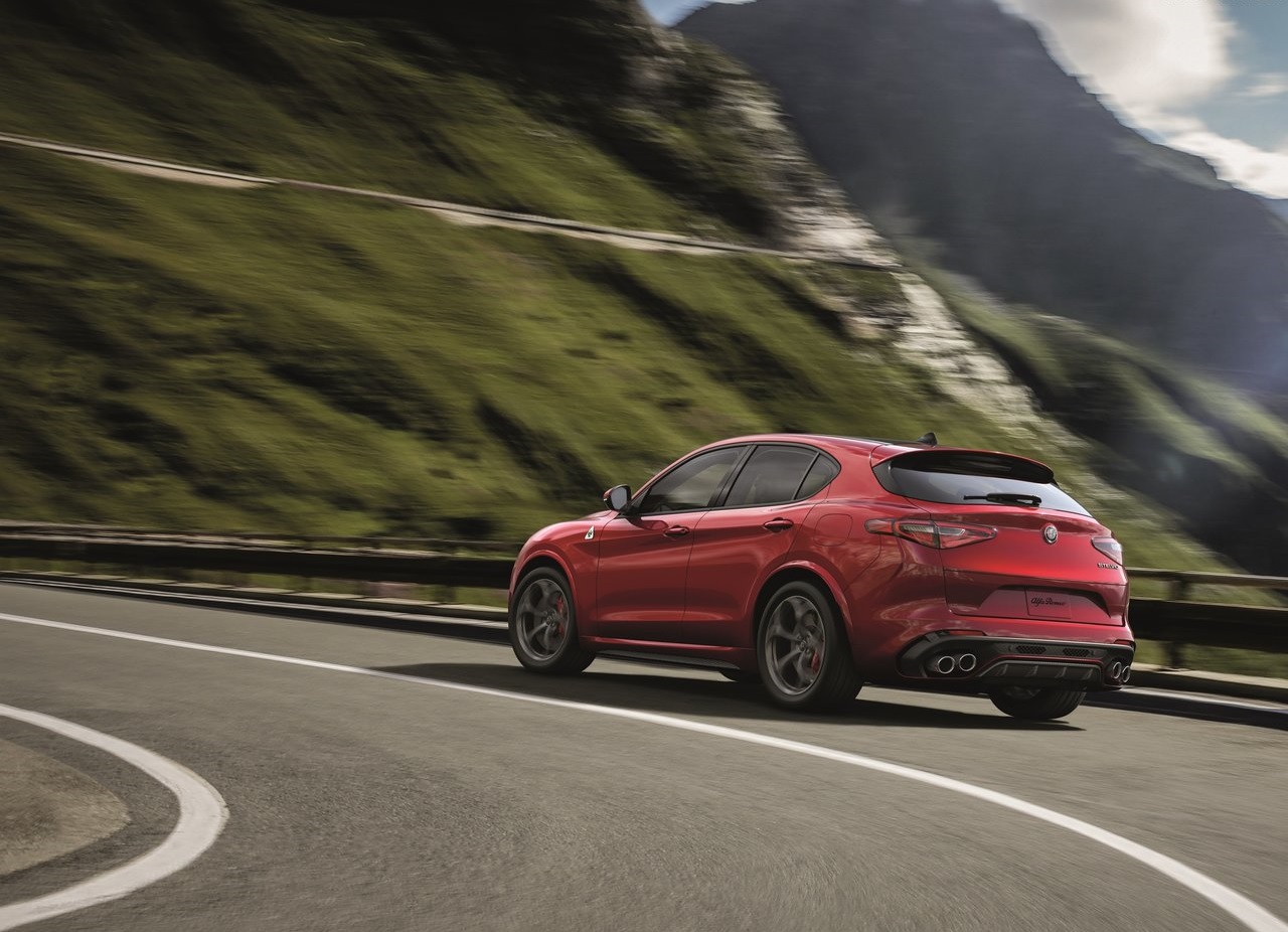 Op de Los Angeles Auto Show 2016 heeft Alfa Romeo zijn eerste SUV onthuld: de Stelvio. De Quadrifolgio is de eerste uitvoering die we te zien krijgen.