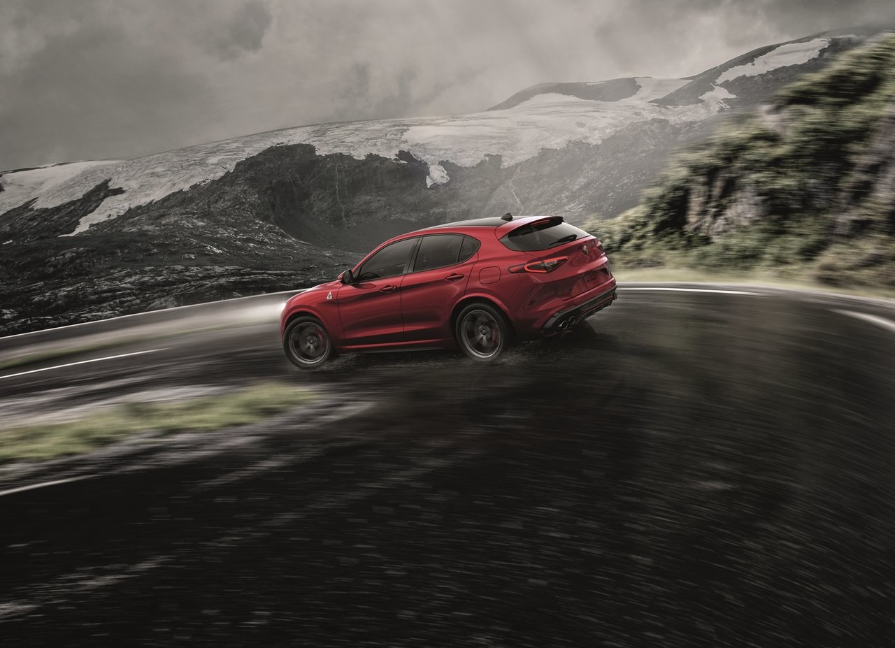 Op de Los Angeles Auto Show 2016 heeft Alfa Romeo zijn eerste SUV onthuld: de Stelvio. De Quadrifolgio is de eerste uitvoering die we te zien krijgen.