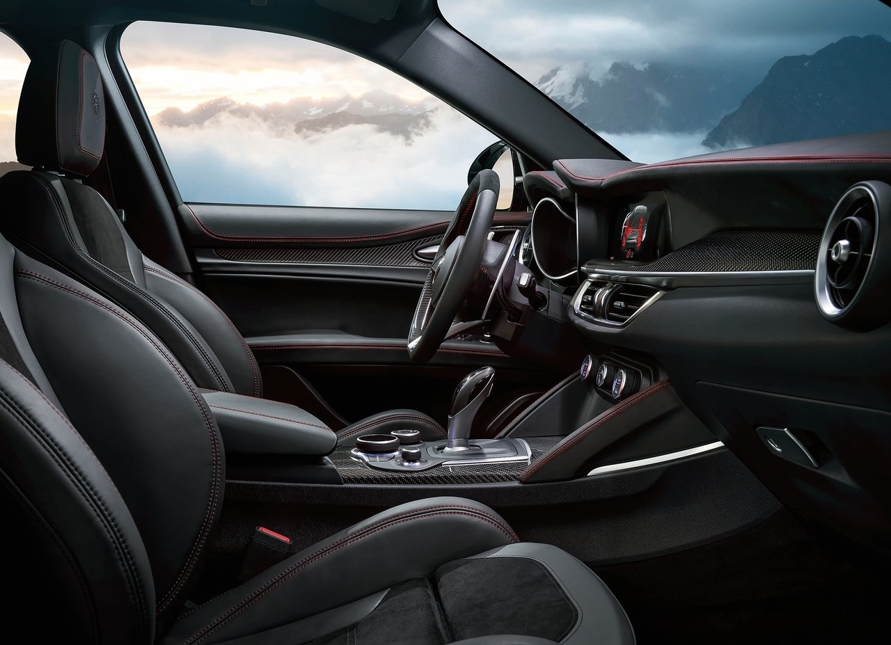 Op de Los Angeles Auto Show 2016 heeft Alfa Romeo zijn eerste SUV onthuld: de Stelvio. De Quadrifolgio is de eerste uitvoering die we te zien krijgen.
