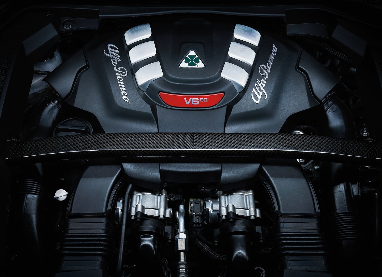Op de Los Angeles Auto Show 2016 heeft Alfa Romeo zijn eerste SUV onthuld: de Stelvio. De Quadrifolgio is de eerste uitvoering die we te zien krijgen.