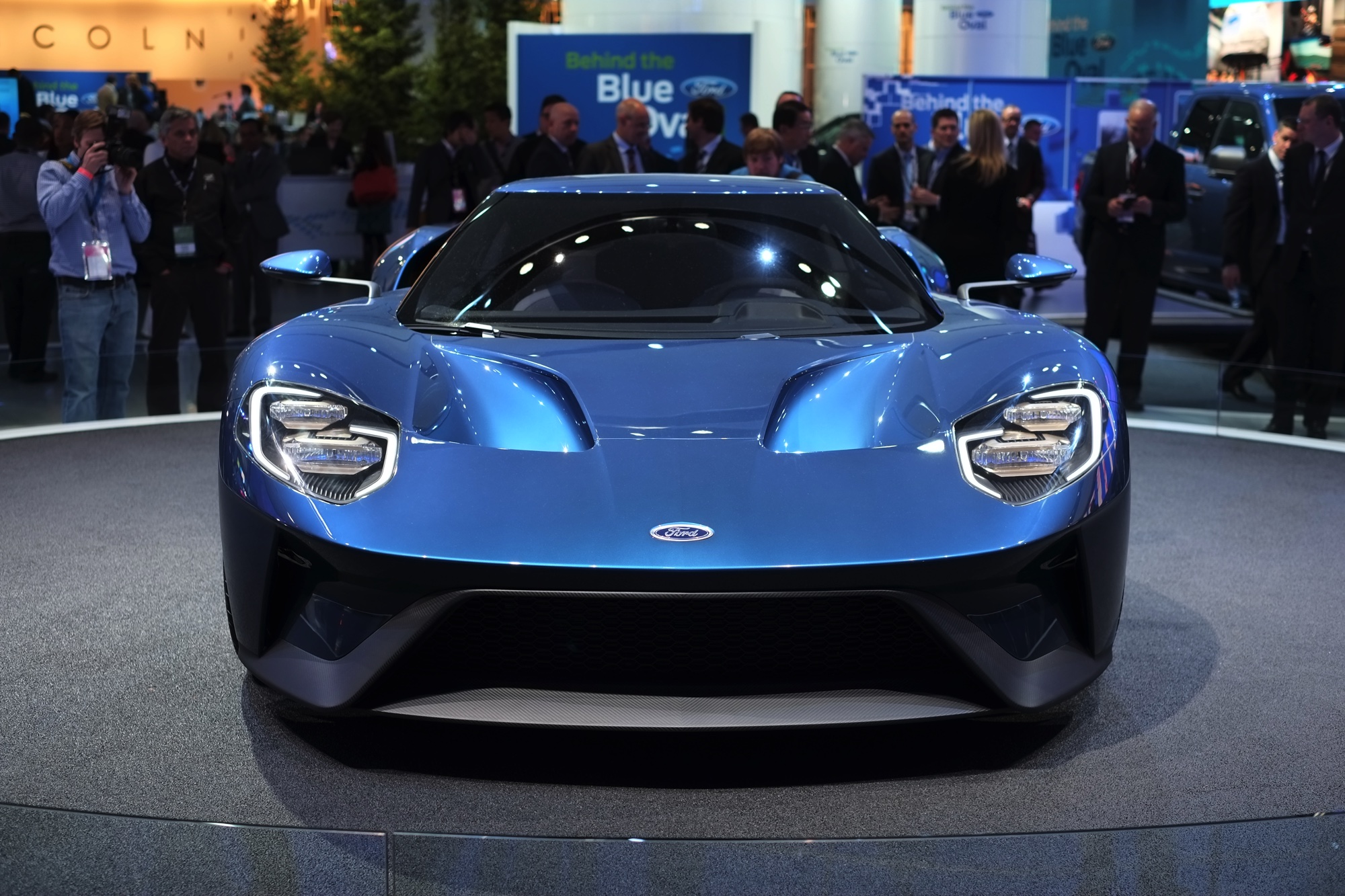 De eerste grote autobeurs van het jaar, Detroit, opende deze week zijn deuren. Wij waren erbij om alle primeurs eens van dichtbij te bekijken. Van supersportwagens als de Ford GT tot enorme pickups.