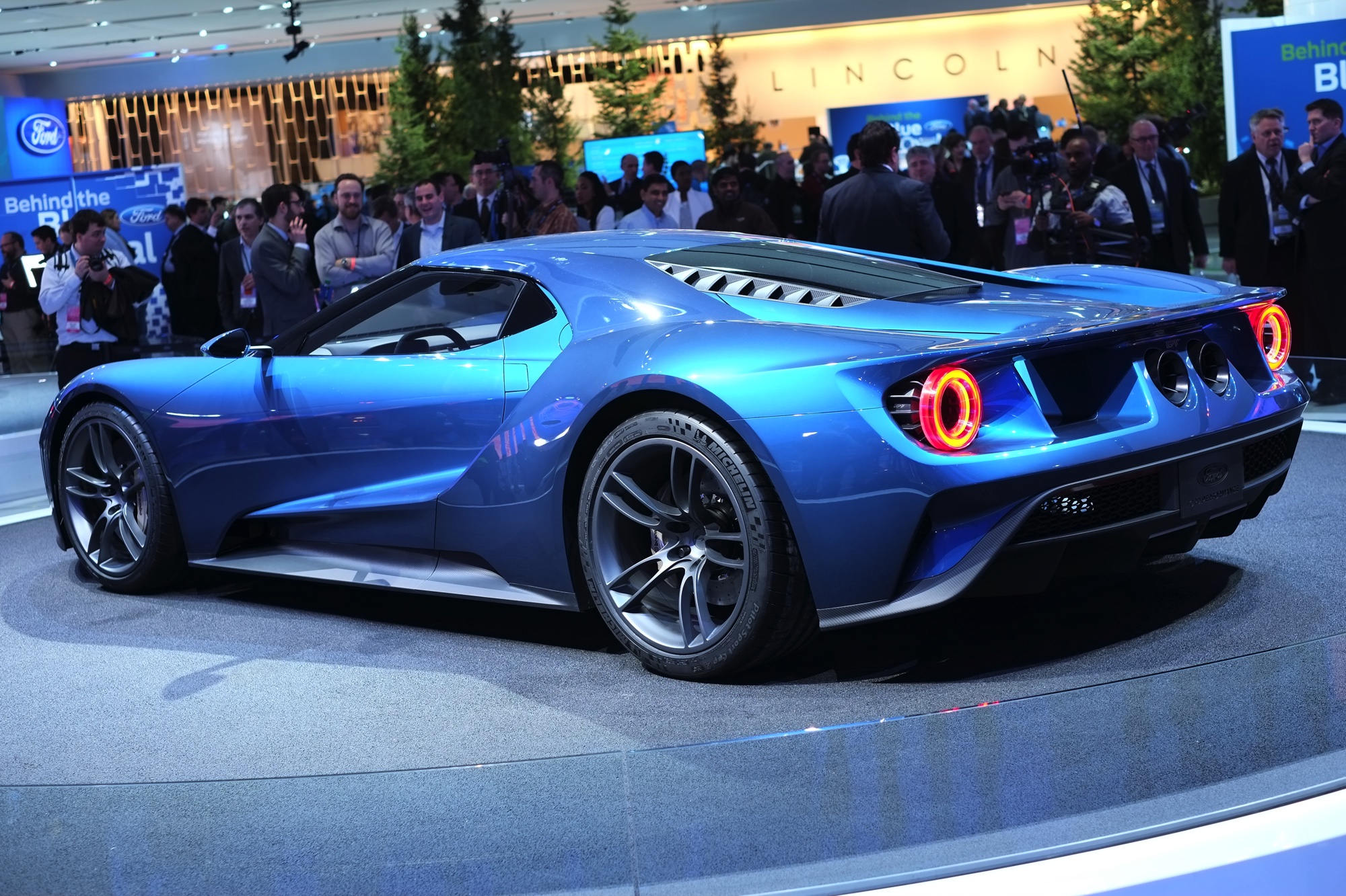 De eerste grote autobeurs van het jaar, Detroit, opende deze week zijn deuren. Wij waren erbij om alle primeurs eens van dichtbij te bekijken. Van supersportwagens als de Ford GT tot enorme pickups.