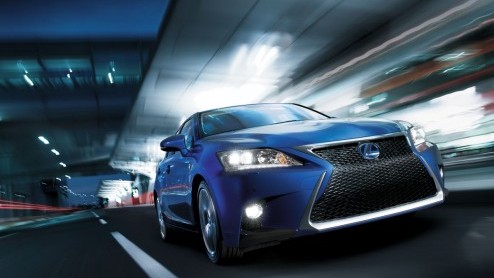 De vernieuwde Lexus CT 200h is officieel gepresenteerd op de Tokyo Motor Show en heeft inmiddels ook een prijskaartje. De CT 200h is er vanaf 26.690 euro en komt in aanmerking voor 14% bijtelling