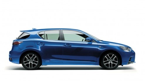 De vernieuwde Lexus CT 200h is officieel gepresenteerd op de Tokyo Motor Show en heeft inmiddels ook een prijskaartje. De CT 200h is er vanaf 26.690 euro en komt in aanmerking voor 14% bijtelling