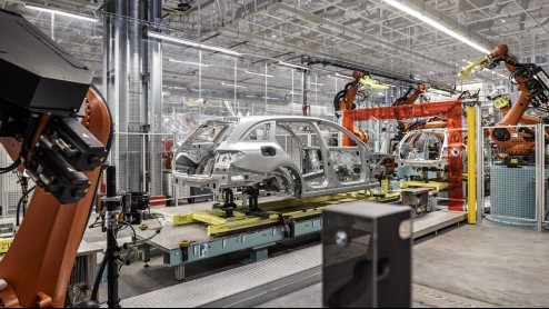 De nieuwe Mercedes-Benz C-klasse wordt op vier continenten gebouwd. Iedere 70 seconden rolt er een nieuw exemplaar van de band. Wij zijn een kijkje gaan nemen in de fabriek in het Duitse Bremen.