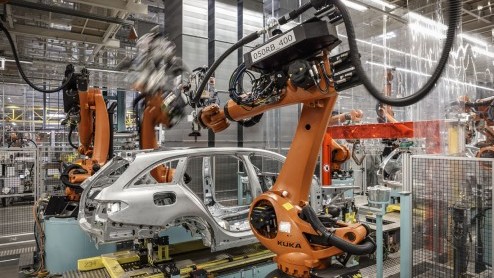De nieuwe Mercedes-Benz C-klasse wordt op vier continenten gebouwd. Iedere 70 seconden rolt er een nieuw exemplaar van de band. Wij zijn een kijkje gaan nemen in de fabriek in het Duitse Bremen.