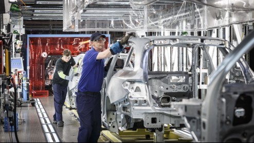 De nieuwe Mercedes-Benz C-klasse wordt op vier continenten gebouwd. Iedere 70 seconden rolt er een nieuw exemplaar van de band. Wij zijn een kijkje gaan nemen in de fabriek in het Duitse Bremen.