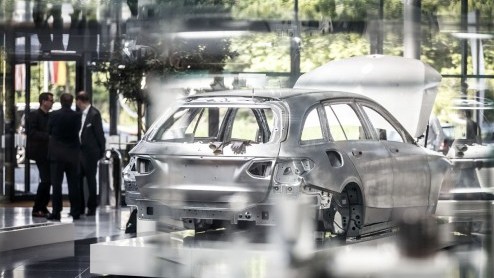 De nieuwe Mercedes-Benz C-klasse wordt op vier continenten gebouwd. Iedere 70 seconden rolt er een nieuw exemplaar van de band. Wij zijn een kijkje gaan nemen in de fabriek in het Duitse Bremen.