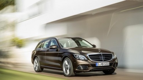 De nieuwe Mercedes-Benz C-klasse wordt op vier continenten gebouwd. Iedere 70 seconden rolt er een nieuw exemplaar van de band. Wij zijn een kijkje gaan nemen in de fabriek in het Duitse Bremen.