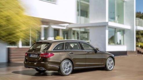 De nieuwe Mercedes-Benz C-klasse wordt op vier continenten gebouwd. Iedere 70 seconden rolt er een nieuw exemplaar van de band. Wij zijn een kijkje gaan nemen in de fabriek in het Duitse Bremen.