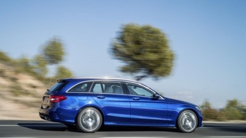 De nieuwe Mercedes-Benz C-klasse wordt op vier continenten gebouwd. Iedere 70 seconden rolt er een nieuw exemplaar van de band. Wij zijn een kijkje gaan nemen in de fabriek in het Duitse Bremen.