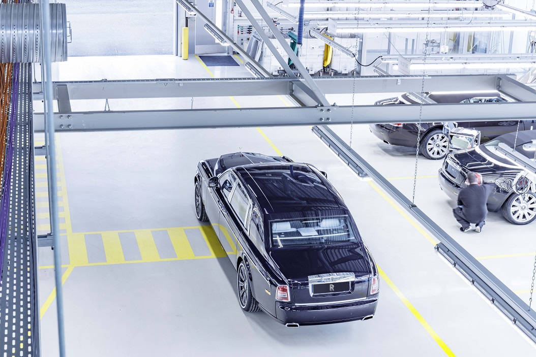 Het was bekend dat het eraan zat te komen en nu is het zover: de allerlaatste Rolls-Royce Phantom VII is een feit. Het laatste exemplaar heeft het Huis van Rolls-Royce in Goodwood verlaten.