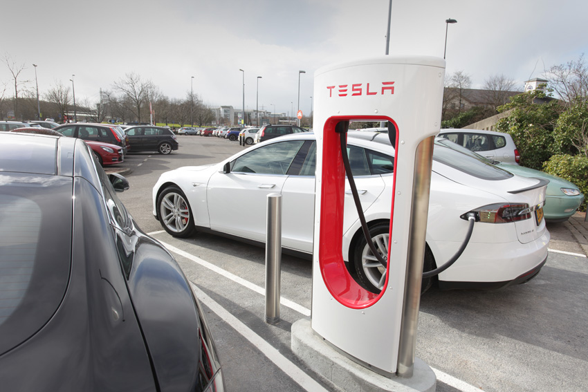 Executive Rear Seats voor de Tesla Model S verruilt de achterbank voor Executive achterstoelen met middenarmsteun, bekerhouders en Tesla App bediening.