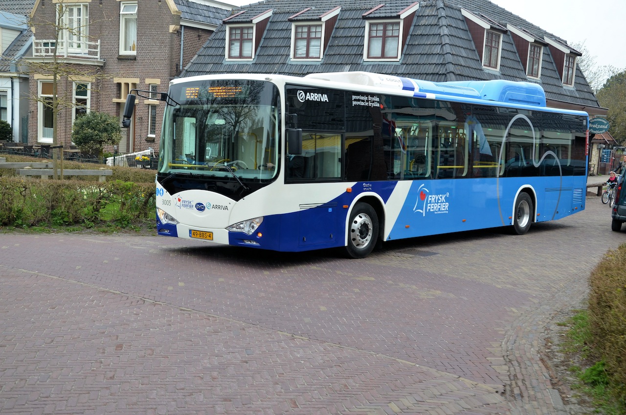 De gemeente Amsterdam stapt in tien jaar over op de elektrische stadsbus. Daartoe heeft de hoofdstad afspraken gemaakt met het GVB.