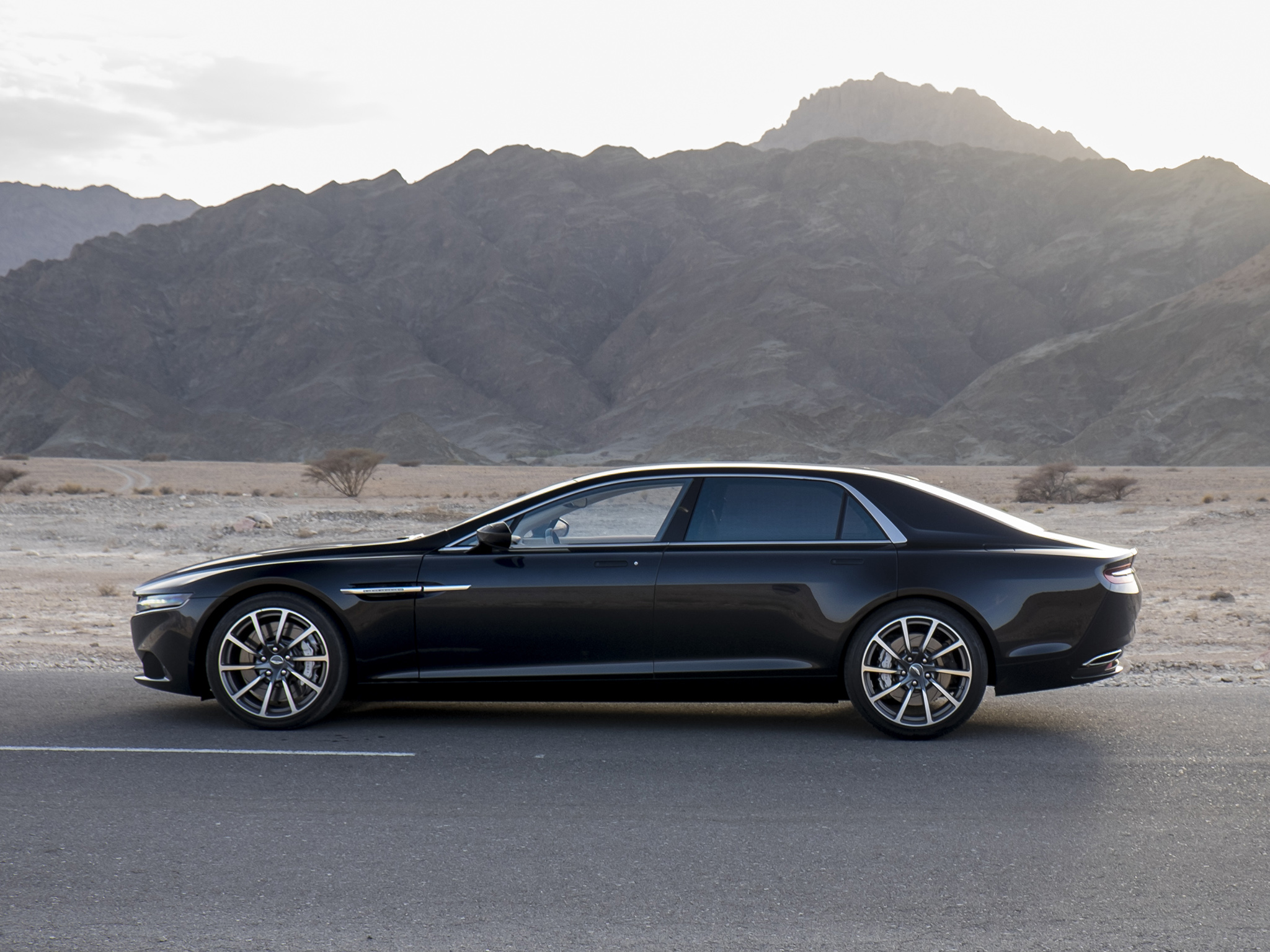 Exclusiviteit heeft een prijs. Aston Martin bouwt 200 exemplaren van de Lagonda, die in het Verenigd Koninkrijk een vanafprijs heeft van 696.000 Britse pond, zon n miljoen euro.